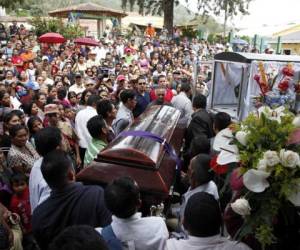 Cientos de personas le dieron el último adiós a Lesbia Yamileth Urquía en Marcala, donde los pobladores exigieron justicia en este crimen que trascendió fronteras, foto: AP.