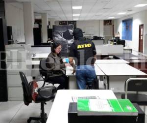 Instante en que 'la palillona' Ilsa Vanessa Molina dialogaba con uno de los agentes en las oficinas de la ATIC de Tegucigalpa.