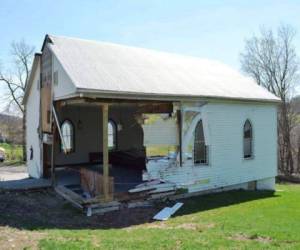 La Iglesia Metodista Unida Mount Harmony Wellersburg, establecida en 1846, se había convertido en tentación para los choques ya que varios accidentes iban a impactar en sus paredes.