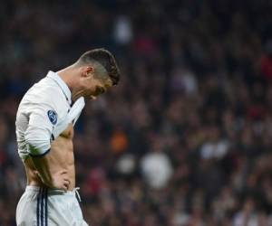 TOPSHOT - Real Madrid's Portuguese forward Cristiano Ronaldo gestures during the UEFA Champions League football match Real Madrid CF vs Borussia Dortmund at the Santiago Bernabeu stadium in Madrid on December 7, 2016. / AFP PHOTO / PIERRE-PHILIPPE MARCOU