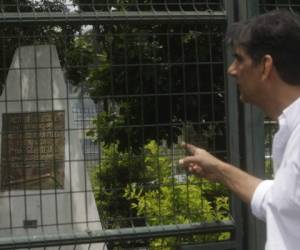 Mauricio Ortiz, descendiente del general Francisco Morazán, muestra el monumento erigido en memoria de Braulio Carrillo y su oposición al Pacto de El Jocote.