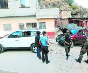 Los carros que presuntamente usaron para huir del lugar.