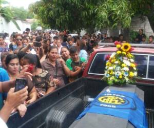 Cubierto con una bandera de su equipo de la infancia, el menor fue velado en su casa este jueves.