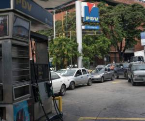 Largas files de venezolanos para poder adquirir combustibles, por desabastecimientom pese a que el país es productor de petroleo (Foto: AFP/ El Heraldo Honduras/ Noticias de Honduras)