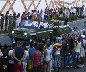 Las cenizas de Fidel Castro llegaron el domingo a Santiago, la ciudad donde Castro lanzó su revolución y tuvo lugar una última concentración multitudinaria en la plaza de la Revolución antes del entierro en el cementerio de Santa Ifigenia.