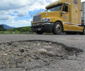 En 54 kilómetros se contabilizan más de 60 enormes baches en la carretera. Fotos: Marlin Herrera - El Heraldo