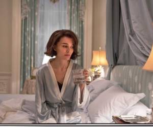 Natalie Portman personifica a Jackie, la esposa del asesinado presidente estadounidense John F. Kennedy.