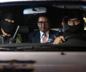 El fiscal salvadoreño, Luis Martínez, (al centro) custodiado por policías. (Foto Hemeroteca PL)