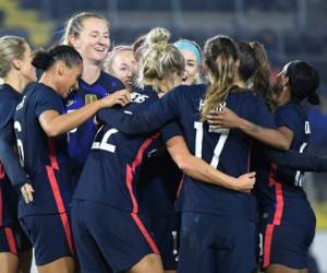 Las seleccionadas estadounidenses festejan tras conseguir un gol en un partido amistoso ante Holanda, el viernes 27 de noviembre de 2020, en Breda (Piroschka van de Wouw/Pool via AP).