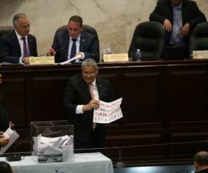 El parlamentario Esdras Amado López votó sin seguir los lineamientos de su partido político.