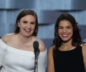 Las actrices Lena Dunham y América Ferrera, de raíces hondureñas, durante su discurso a favor de la proclamación de Hillary Clinton como candidata del Partido Demócrata, foto: AFP.