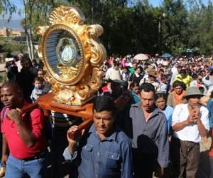 Unas 200 personas se desplazaron desde los municipios de Lepaterique, Ojojona, Sabanagrande, Reitoca y Texigua para venerar a la Morenita (Foto: Johny Magallanes)