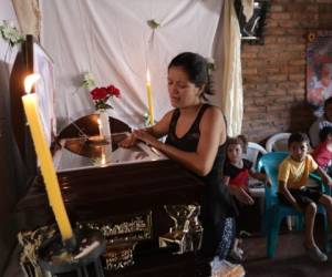 En un ambiente de llanto y dolor fueron velados los restos de Denis Sauceda.