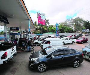 Largas filas de vehículos en las gasolineras de distintas partes de Honduras ante el supuesto desabastecimiento. Este jueves el suministro será normalizado.