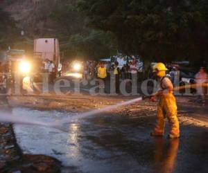 Labores de bomberos limpiando la zona (Foto: David Romero/ El Heraldo Honduras/ Noticias de Honduras)