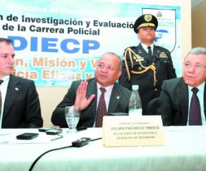 Por su parte el ministro de Seguridad, Julián Pacheco Tinoco, explicó que la donación servirá para entregar a la sociedad una Policía confiable, creíble, capacitada, entrenada y motivada.