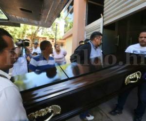 Familiares llegaron esta mañana a la morgue capitalina a retirar los restos de Héctor (Foto: Estalín Irías/ El Heraldo Honduras/ Noticias de Honduras)