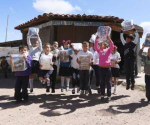 Los niños del CEB Ana García de Hernández se mostraron muy felices por la entrega de los útiles escolares. Su escuela es una improvisada casita hecha con láminas y madera. Foto: Marvin Salgado/EL HERALDO.