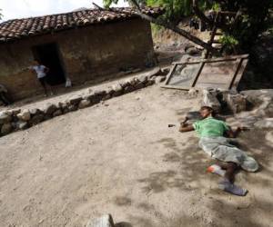 Acostado en el patio de su casa, sin ninguna protección, pasa la mayor parte del día Oscar García, de 32 años.