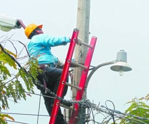 Las acciones de corte de energía continuaron ayer en distintos lugares del país para la recuperación de la mora de la estatal eléctrica.