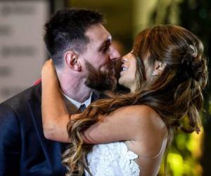 La estrella del fútbol argentino Lionel Messi y la novia Antonella Roccuzzo posan para los fotógrafos durante su boda en el complejo del centro de la ciudad de Rosario, provincia de Santa Fe, Argentina.