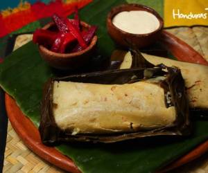 La chef señala la importancia de colocar condimento al relleno y de acomodar bien los tamales para obtener una cocción pareja. Crédito: HONDURAS TIPS