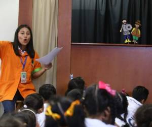 Los guías educativos de Chiminike interactuaron habilmente con los personajes de la obra.