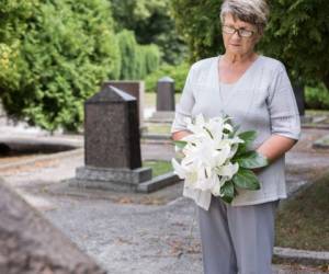 En la etapa inicial los dolientes visitan muy seguido el cementerio. Foto redes.