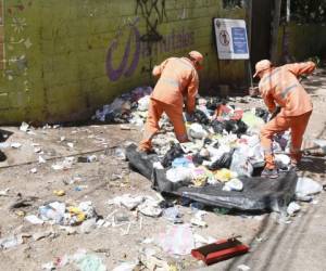 Cuadrillas de limpieza ejecutaron ayer un operativo para retirar la basura, pero los vecinos de inmediato vuelven a tirar desperdicios.Foto: Marvin Salgado/ EL HERALDO