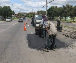 Cuadrillas de bacheo de la Alcaldía Municipal comenzaron a reparar los agujeros del bulevar Fuerzas Armadas, la vía que presenta más daño en la ciudad. Foto: Efraín Salgado/ EL HERALDO.