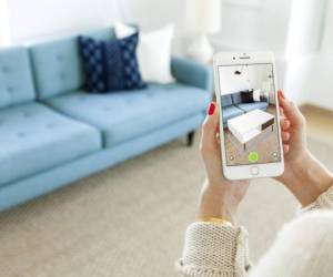'View in My Room 3D' permite fotografiar un ambiente con el teléfono y luego, usando tecnología de realidad aumentada, acomodar determinados muebles en la sala para ver cómo queda. (Foto: AP)
