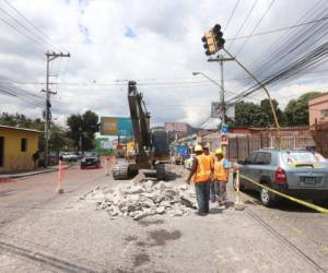 Este lunes comenzaron las excavaciones del paso a desnivel que se construirá en el barrio La Bolsa. Foto: Johny Magallanes/El Heraldo.