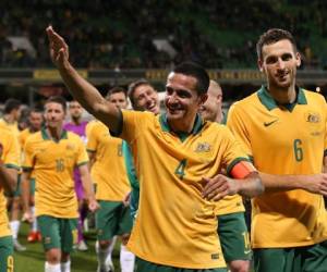 Tim Cahill de Australia guiando a los jugadores de los Socceros tras el repechaje asiático ante Siria. (Photo by Paul Kane/Getty Images)