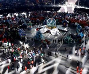 Los atletas y los artistas intérpretes o ejecutantes salen de la ceremonia de clausura de los Juegos Olímpicos de Invierno de 2018 en Pyeongchang, Corea del Sur, el domingo 25 de febrero de 2018. (AP Photo / Charlie Riedel).