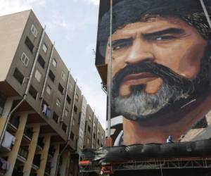 El imponente mural del futbolista Diego Armando Maradona, que sobresale entre los edificios de Nápoles.