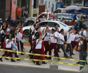 Los estudiantes salieron de la Escuela Normal Mixta Pedro Nufio rumbo al bulevar Centroamérica. (Foto: Efraín Salgado)