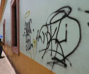 Las paredes de algunos inmuebles fueron manchadas con mensajes y símbolos soeces.Foto : David Romero/ EL HERALDO