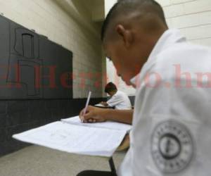 Un enorme número alusivo a la pandilla 18 fue dibujado en el aula 105 del Instituto Central Vicente Cáceres. Foto: Estalin Irias/EL HERALDO.