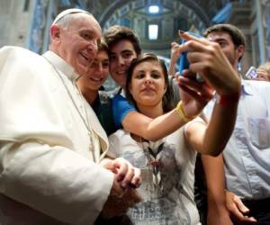 El Papa Francisco tomandose un Usie dentro de la Basílica de San Pedro con los jóvenes de la diócesis italianas de Piacenza y Bobbio que llegaron a Roma en peregrinación, en el Vaticano. (AP Photo / L'Osservatore Romano, archivo)