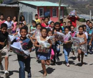 Los alumnos de la Escuela República de Honduras contentos salieron en veloz carrera.