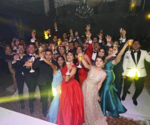 Fueron 40 los seniors que dijeron adiós a The Mayan School en la fiesta prom 2018.