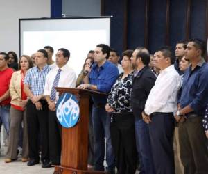 Miembros del Comité Central del Partido Nacional acompañaron a Juan Diego Zelaya para hacer el anuncio de la consulta popular sobre la reelección presidencial.