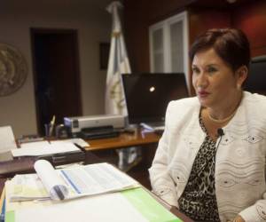 La fiscal Thelma Aldana continuará con sus labores, pese a las amenazas a muerte que ha recibido de parte de la red de corrupción denominada La Línea, foto: AP.