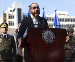 El presidente salvadoreño Nayib Bukele le habla a partidarios frente a la asamblea legislativa el 9 de febrero del 2020. Muchos tildan de autoritario a Bukele, pero el mandatario es muy popular en su país. Foto: AP