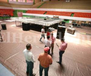 El escenario en el Coliseum Nacional de Ingeniero está listo para la Convencion del Partido Liberal, foto: Efraín Salgado / EL HERALDO.