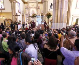 Decenas de personas se aglomeraron frente al altar de la Virgen de Suyapa.Foto: marvin Salgado/EL HERALDO