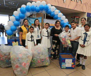 Los líderes de la escuela Uruguay recibieron de manos del equipo de Paiz un cargamento de material reciclado por empleados y clientes.