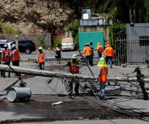 Las cuadrillas de la Empresa Energía Honduras acudieron a la zona a revisar los daños. Foto: Estalin Irías/EL HERALDO.