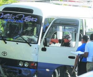 El bus se fue a estrellar contra un paredón en el kilometro seis de la salida a Danlí, foto: Estalin Irías / EL HERALDO.