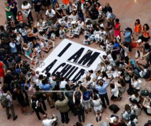 En esta fotografía de archivo del 26 de julio de 2018, familias con niños protestan por la separación de familias inmigrantes en un plantón en el edificio de oficinas Hart del Senado en el Capitolio en Washington.